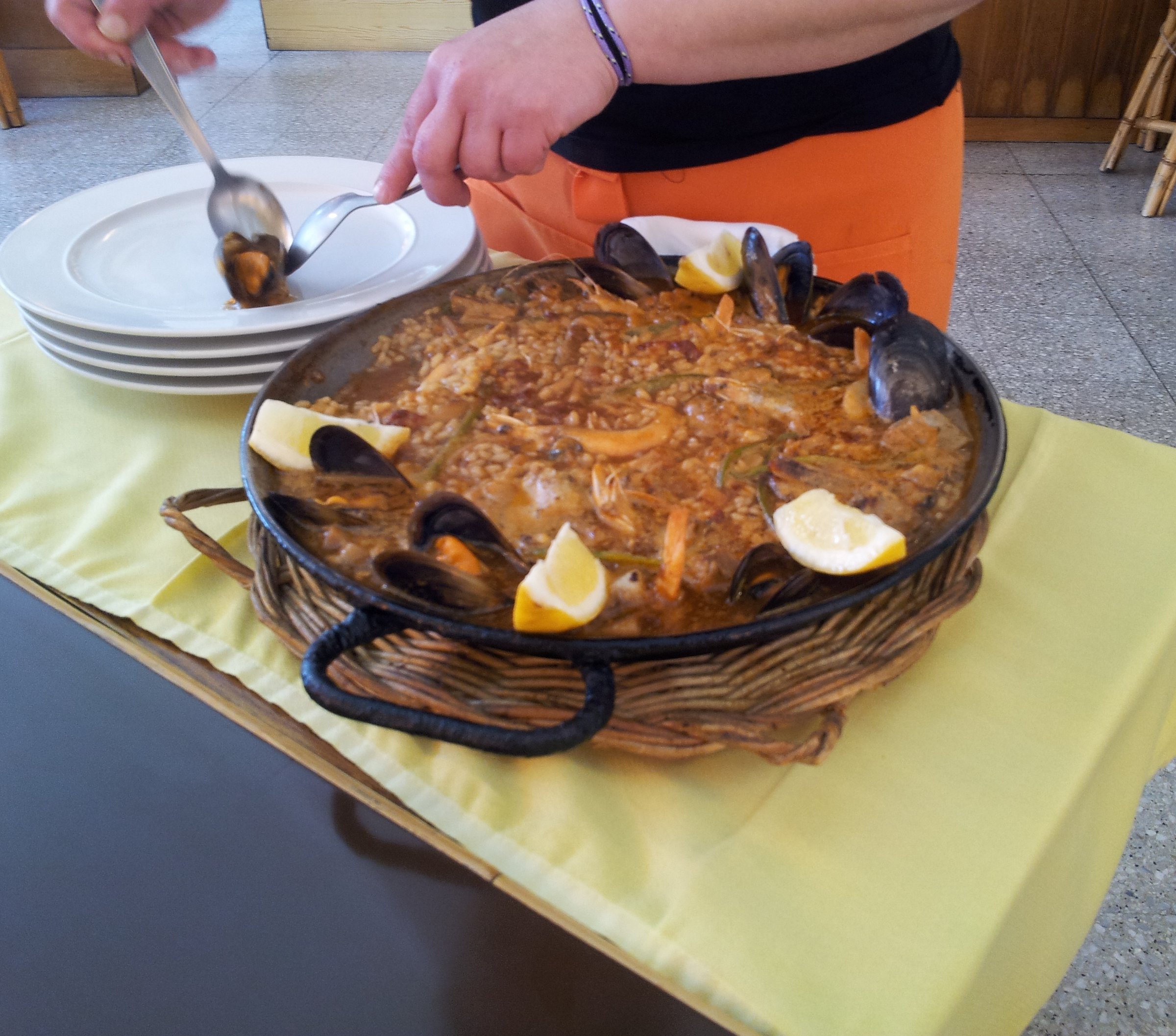 sierviendo-paella-para